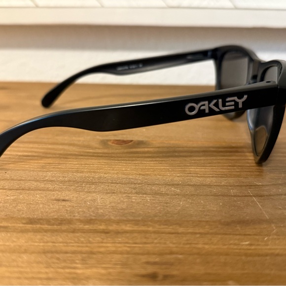 Oakley Frogskins sunglasses black with Prizm polarized lenses - Picture 8 of 9